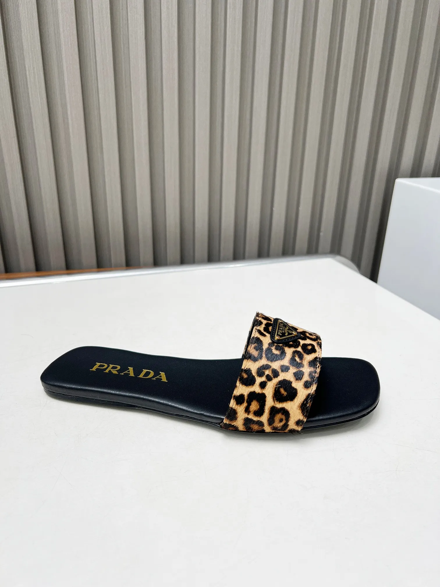 👟👟Ex-factory price 440👟👟 Top version on the market🔥4050SS Prada〰️Triangle logo ✔️Top quality ✔️Elegant, intellectual, retro and cute in one ✔️Upper: original horse hair cowhide ➕Original hardware buckle ✔️Inner: lambskin lining ✔️Original Italian leather outsole ✔️Size: 35-42 (41, 42, customized)
